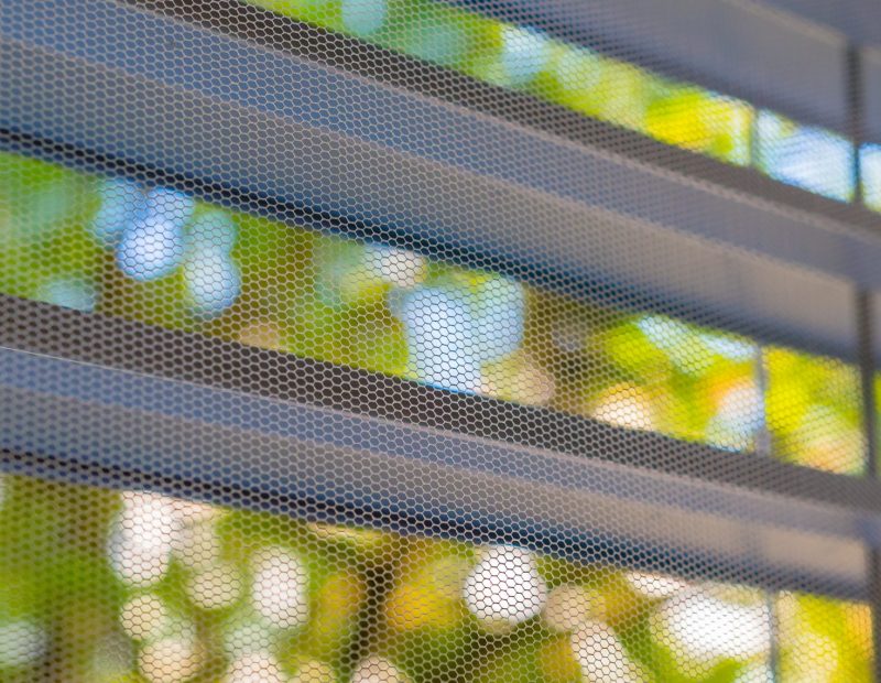 Insektenschutzgitter am Fenster