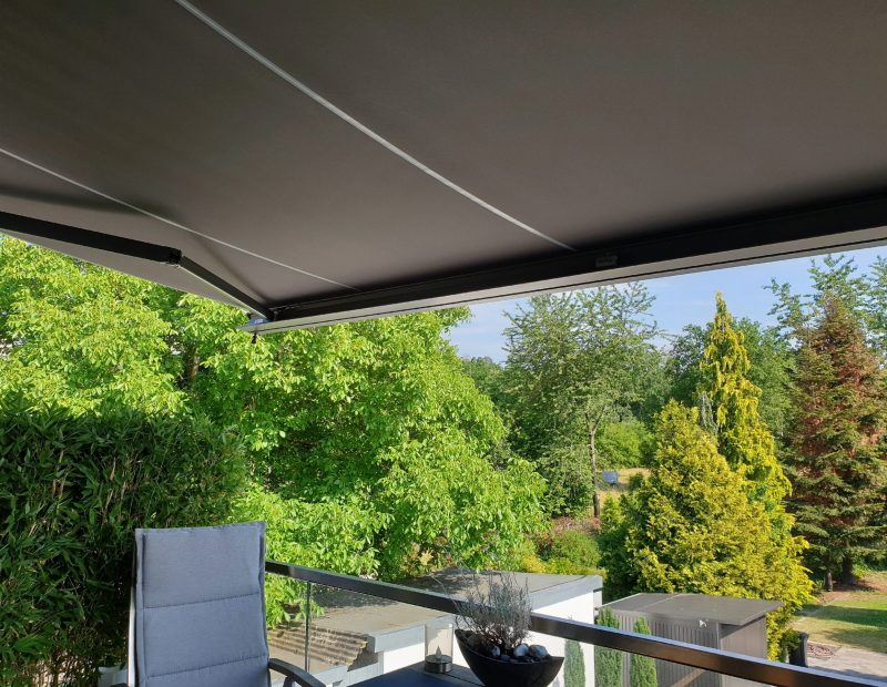 Sonnenschutz Markise auf der Terrasse