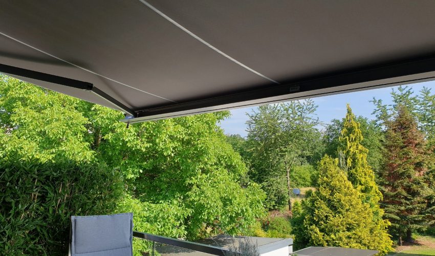 Sonnenschutz Markise auf der Terrasse
